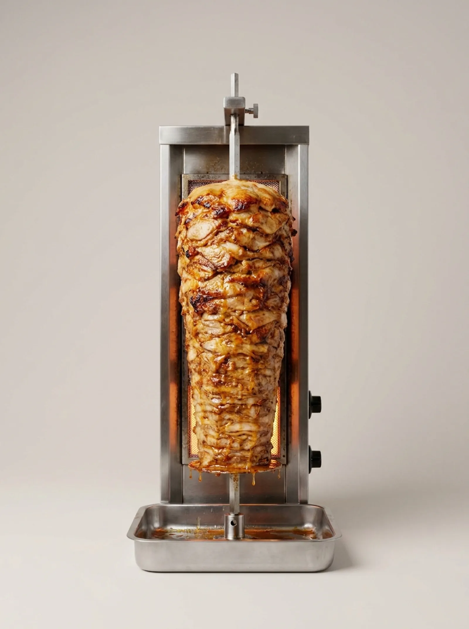 El asador de döner encendido, con el cono de carne dorándose
